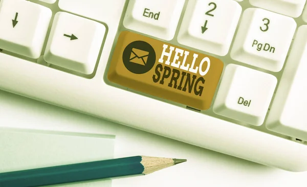 Escrita de mão conceitual mostrando Hello Spring. Foto de negócios mostrando boas-vindas a temporada da florescência de flores Fim do inverno Teclado pc branco com papel de nota acima do fundo branco . — Fotografia de Stock