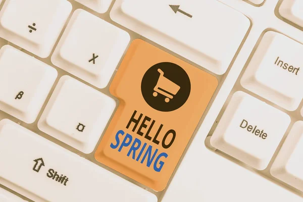Kelime yazarlığı. Merhaba Bahar. Çiçeklerin açtığı mevsimi karşılama konsepti. Kış sonunda Beyaz bilgisayar klavyesi beyaz arkaplan anahtar alanının üzerinde boş not kağıdı ile birlikte.. — Stok fotoğraf