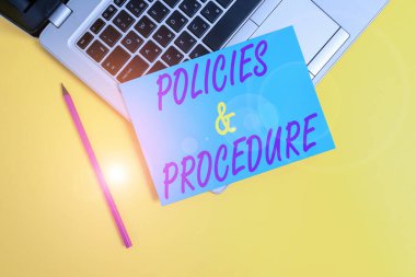 Politikaları ve prosedürü gösteren kavramsal el yazısı. Ticari fotoğraf gösterme kuralları müşteri ve alıcı haklarını tanımlar Metalik dizüstü bilgisayar küçük kağıt kağıt kalem renkli arkaplan.