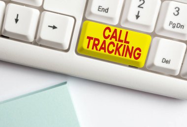 Arama İzleme 'yi gösteren bir not yazıyorum. İş fotoğrafında organik arama motoru Dijital reklam tanıtım göstergesi Beyaz pc klavye üzerinde beyaz arkaplan üzerinde not kağıdı.