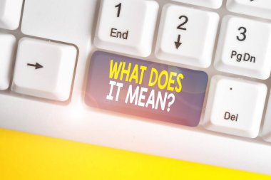 Kavramsal el yazısı ne anlama geldiğini gösteriyor. İş fotoğrafı gösterimi Beyaz PC klavye tanımlı bir şeyin anlamını verin beyaz arkaplan üzerinde not kağıdı ile.