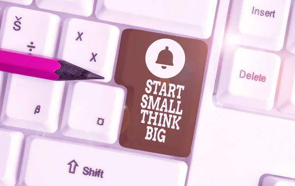 Escritura a mano conceptual que muestra Start Small Think Big. Exhibición de fotos de negocios Inicie con pocas cosas tienen algo grande en mente Teclado de PC blanco con papel de nota sobre el fondo blanco . — Foto de Stock