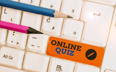Online Quiz gösteren kavramsal el yazısı. Beyaz arka plan üzerinde not kağıdı ile Internet Beyaz pc klavyede yayınlanan iş fotoğraf vitrin oyunu veya bir zihin sporu.