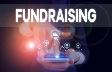 Bağış topladığını gösteren kavramsal el yazısı. Belirli bir amaç için para toplamak veya üretmek için iş fotoğrafı eylemi sunucu akıllı aygıt sunan kadın iş kıyafeti giyer.