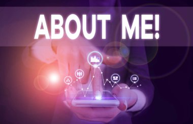 Hakkımda yazılan kavramsal el yazısı. Birine iyi ve kötü özelliklerinizi ve geçmiş olayları anlatan iş fotoğrafı metni. Sunum akıllı aygıtı sunan iş elbisesi giyen kadın..