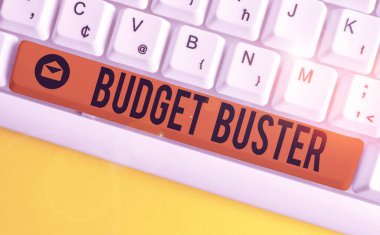 Kelime yazma Bütçesi Buster. Carefree Harcama Pazarlığı için İş konsepti Gereksiz Satışlar Beyaz pc klavyesinin üzerinde beyaz arkaplan anahtar alanının üzerinde boş not kağıdı ile aşırı harcamalar.