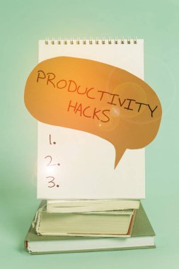 Verimlilik Hackerlarını gösteren bir not yazıyorum. İş fotoğraflarının sergilendiği numaralar. Aynı zamanda Spiral not defteri konuşma baloncukları eski kitapları üst üste yığıyor. Güzel pastel arka plan..
