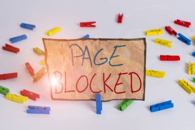 Kelime yazma metni engellendi. Kullanıcılar için iş konsepti erişilemez veya web sayfası Renkli çamaşır iğnesi kağıtları boş hatırlatıcı beyaz zemin arkaplan ofisi kullanılmaz.