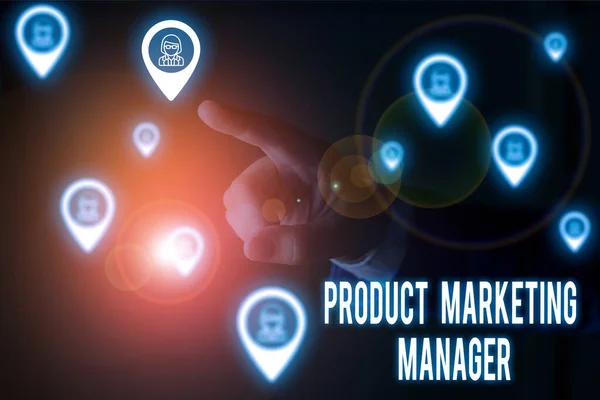 Εγγραφή σημείωμα που δείχνει Product Marketing Manager. Επαγγελματική φωτογραφία αναδεικνύοντας ποιος είναι υπεύθυνος για την τοποθέτηση σχέδιο για την πώληση προϊόντος Αρσενικό φορούν επίσημη κοστούμι εργασίας που παρουσιάζει παρουσίαση έξυπνη συσκευή. — Φωτογραφία Αρχείου