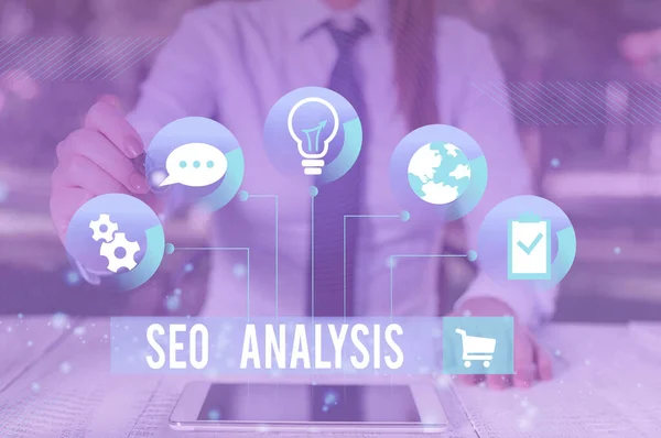 Schreibnotiz mit seo-Analyse. Business-Foto-Präsentations-Tool hilft zu zeigen, wie man eine Website Ranking weiblichen Menschen tragen formale Arbeitsanzug präsentiert intelligentes Gerät verbessern Studie. — Stockfoto