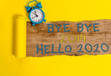 Bye Bye 2019 Merhaba 2020 'yi gösteren bir not yazıyorum. İş fotoğrafı sergisi Yeni Yıl Motivasyon Mesajı 2019 bitti..