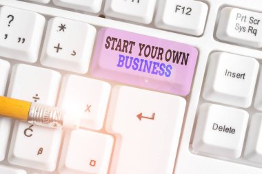 Kelime yazma metni Kendi İşinizi Açın. Girişimci Girişimi için bir Girişim Beyaz pc klavyesine beyaz arkaplan anahtar alanının üzerinde boş not kağıdıyla girin.