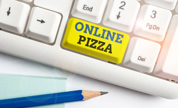 Texto de escrita de palavras Pizza Online. Conceito de negócio para entrega rápida de pizza à sua porta Encomendar alimentos on-line Teclado de pc branco com papel de nota vazio acima do espaço de cópia de chave de fundo branco . — Fotografia de Stock