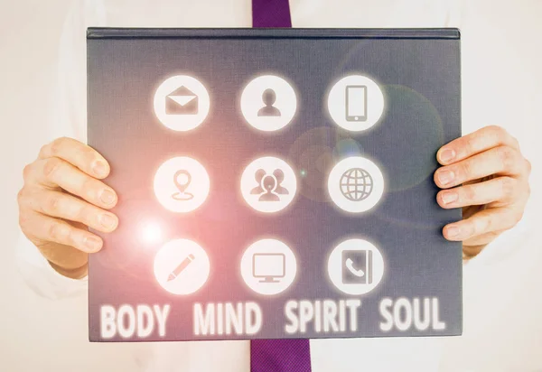 Escrita à mão texto escrevendo Body Mind Spirit Soul. Conceito significado Equilíbrio pessoal Terapia Consciência estado de espírito Homem segurando grosso cartão texturizado de conceito de promoção de negócios . — Fotografia de Stock