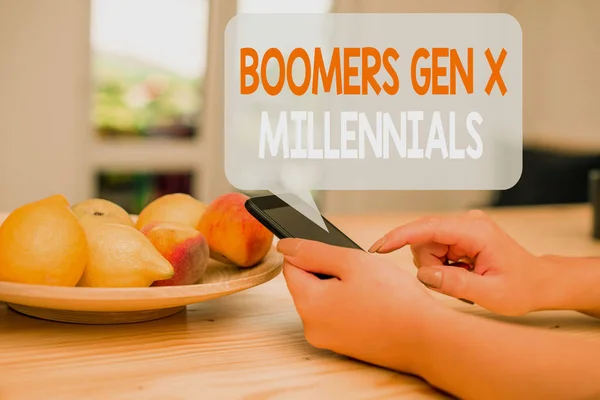 Texto de escritura de palabras Boomers Gen X Millennials. Concepto de negocio para generalmente considerado como una mujer de unos treinta años utilizando dispositivos tecnológicos de suministros de oficina de teléfonos inteligentes dentro del hogar . — Foto de Stock