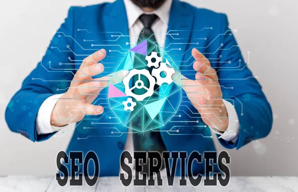 Почерк Seo Services. Концепция означает набор методов и процедур, чтобы увеличить видимость веб-сайта Мужской человек носить официальный рабочий костюм представления презентации с помощью смарт-устройство . — стоковое фото