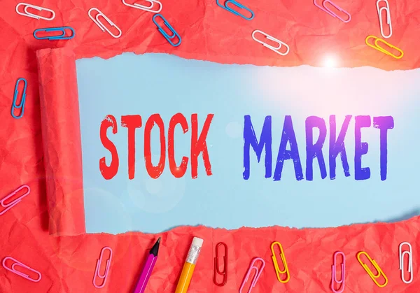 Sinal de texto mostrando Stock Market. Comerciantes de fotos conceituais compram e vendem ações de empresas em uma bolsa pública . — Fotografia de Stock