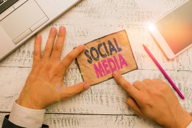 Kelime yazma sosyal medyası. Çevrimiçi iletişim kanalları ya da ağ oluşturma kollektifi için iş kavramı.