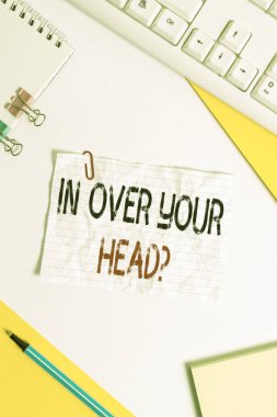 Sözcük yazmak seni aşar sorusu. Zor bir duruma dahil olmak için iş konsepti pc klavyesi ile masanın üzerinde düz yatar ve metin iletileri için boşluk kağıdı kopyala.