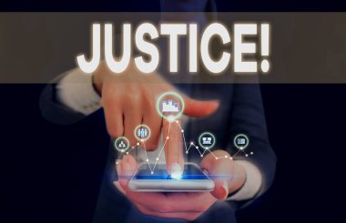 Adaleti gösteren kavramsal el yazısı. İş fotoğrafı metninde çelişkili iddiaların veya görevlerin tarafsız ayarlanması sunum akıllı aygıtı sunan kadın iş kıyafeti giyer.