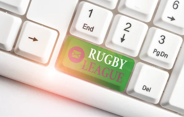 Rugby Ligi 'nde kelime yazarlığı. 13 kişilik takımlar arasında oynanan rugby futbolu biçimi konsepti Beyaz pc klavye üzerinde beyaz arkaplan anahtar alanının üzerinde boş not kağıdı ile. — Stok fotoğraf