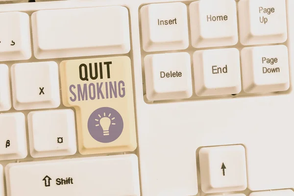 Slovo psaní textu Konec kouření. Obchodní koncept pro proces ukončení kouření nebo kouření tabáku Bílá PC klávesnice s prázdným poznámkovým papírem nad bílým pozadím kopírovací prostor. — Stock fotografie