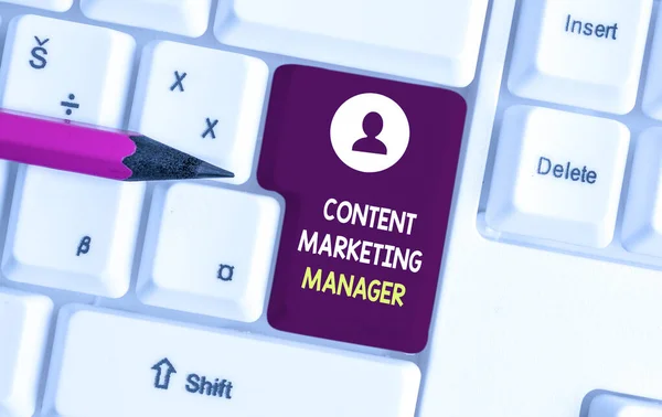 Konzeptionelle Handschrift, die den Content Marketing Manager zeigt. Business-Foto, das zeigt, wer für das Schreiben von Posts und Slogans verantwortlich ist, weiße PC-Tastatur mit Notizpapier über weißem Hintergrund. — Stockfoto