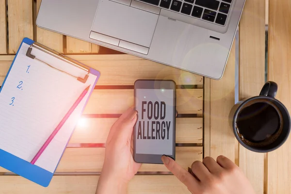 Conceptueel handschrift met voedselallergie. Zakelijke foto tekst een abnormale immuunreactie na het eten van een bepaalde food vrouw met laptop smartphone en kantoor levert technologie. — Stockfoto