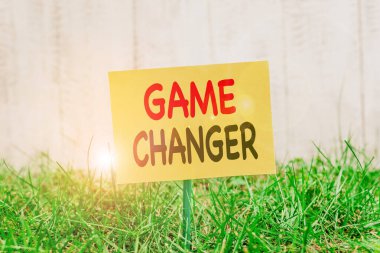 Game Changer 'ı gösteren bir not yazıyorum. İşletme fotoğrafı gösterme şekli güncel analizci üzerinde büyük bir değişiklik etkisi düz kağıt yapışmış ve çimenli arazi yerleştirilmiştir.