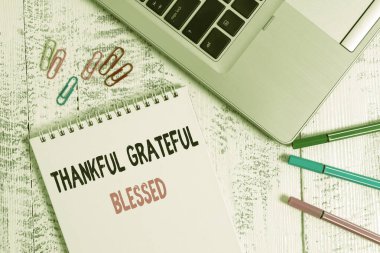 Minnettar Kutsanmış el yazısı. Kavram, minnettarlık anlamına gelir. İyi ruh hali. Metalik, metal dizüstü bilgisayar..