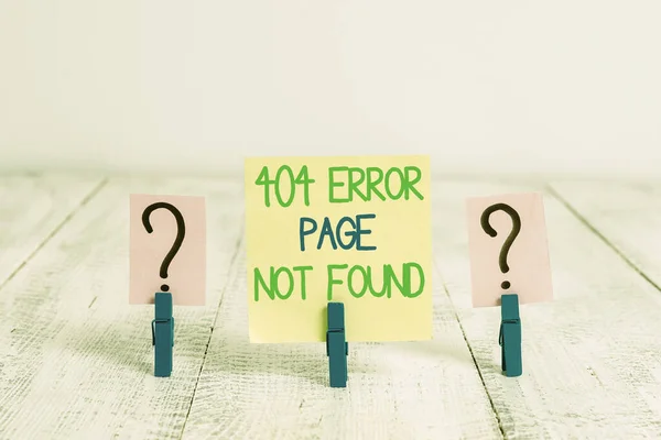 Написання концептуальної руки з 404 сторінкою помилки не знайдено. Текст ділової фотографії Веб-сторінка на сервері була вилучена або переміщена оббивка аркуша з паперовими затискачами, розміщеними на дерев'яному столі . — стокове фото