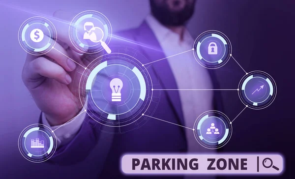 Parola scrittura testo Parcheggio Zona. Concetto di business per uno spazio in cui un'automobile può essere parcheggiata Permesso di parcheggiare Maschio vestito da lavoro formale che presenta presentazione utilizzando un dispositivo intelligente . — Foto Stock