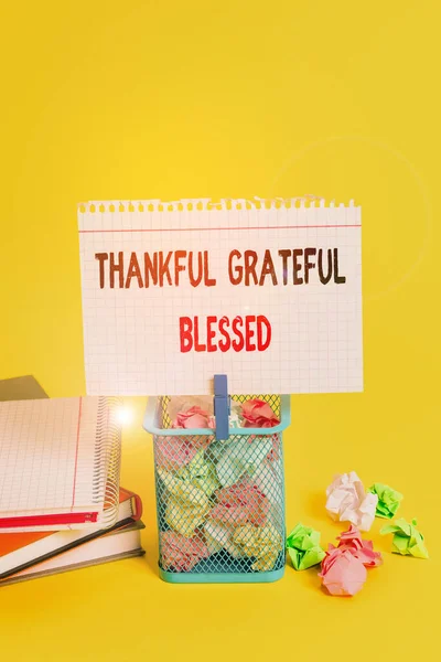 Tekst pisma Wdzięczny Błogosławiony. Pojęcie oznaczające wdzięczność wdzięczność dobre nastawienie śmietnik pognieciony papier szpilka puste przypomnienie biuro dostaw żółty. — Zdjęcie stockowe
