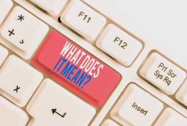 Ne anlama geldiğini gösteren metin işareti var. Kavramsal fotoğraf Beyaz pc klavye tanımlı bir şeyin anlamını ver beyaz arkaplan anahtar boşluğunun üzerinde boş not kağıdı olan.