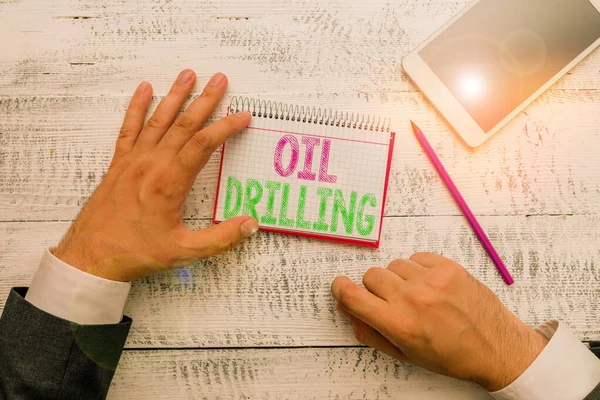 石油掘削を示す概念的な手書き。ビジネス写真のテキストは、地下井戸からの石油の掘削と汲み上げを含む. — ストック写真