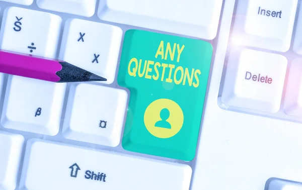 Escribir una nota mostrando cualquier pregunta. Foto de negocios mostrando Clueless Cara en blanco Consulta Disputas Sondas Cuestiones Acertijos Teclado blanco para PC con papel de nota sobre el fondo blanco . — Foto de Stock