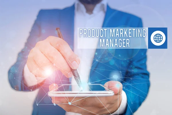 Εννοιολογική γραφή χέρι δείχνει Product Marketing Manager. Business photo text ποιος είναι υπεύθυνος για την τοποθέτηση του σχεδίου πώλησης προϊόντος Ανδρική ανθρώπινη φθορά επίσημη εμφάνιση κοστούμι χρησιμοποιώντας έξυπνη συσκευή. — Φωτογραφία Αρχείου