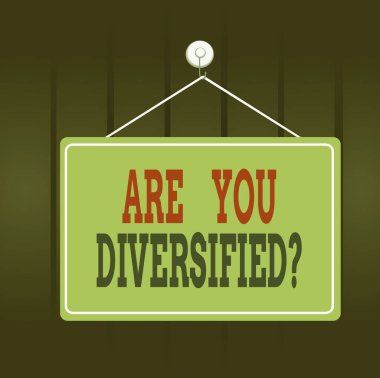 Çeşitlendirilmiş Soru 'yu gösteren not yazılıyor. Farklı Karışık Yüzlü Anımsatıcı boş tahtası eklenmiş arka plan dikdörtgeni olan birini gösteren iş fotoğrafı.