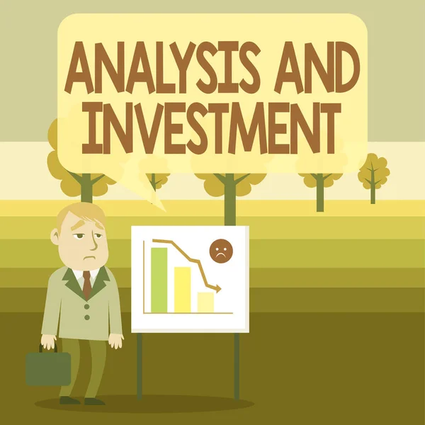 Konzeptionelle Handschrift, die Analyse und Investition zeigt. Business-Foto präsentiert studieren Markt dann Geschäfte in großem Maßstab Geschäftsmann mit Aktenkoffer stehend Whiteboard Balkendiagramm. — Stockfoto