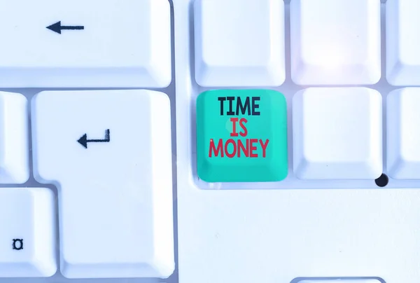 Textzeit ist Geld. Geschäftskonzept für Zeit ist eine wertvolle Ressource, Dinge so schnell wie möglich zu erledigen weiße PC-Tastatur mit leerem Notizpapier über weißem Hintergrund Schlüsselkopierraum. — Stockfoto