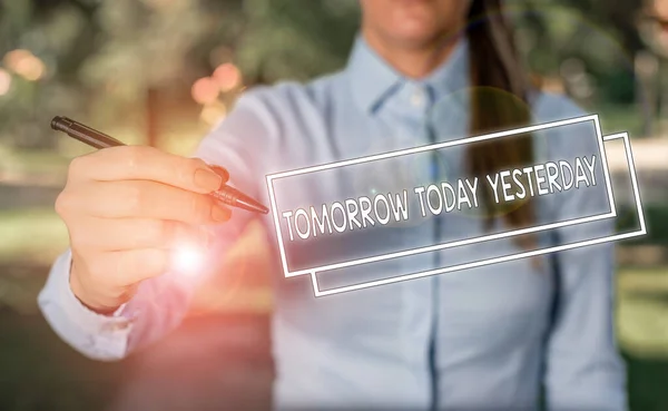 Woord schrijven tekst Morgen Vandaag Gisteren. Zakelijk concept voor Adverbs of Time vertelt ons wanneer er iets gebeurde Vrouw in een blauw bedrijfsshirt wijzend met haar vinger in de lege ruimte. — Stockfoto