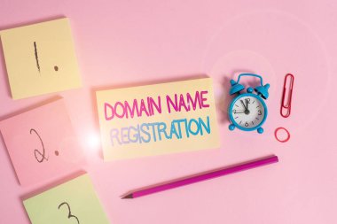Alan Adı Kaydını gösteren not yazılıyor. İş fotoğrafı gösterimi Bir Ip Adresi Tanımla Belirli bir Web sayfası boş not defterleri işaretleyici lastik alarm saati klip renkli arkaplan.