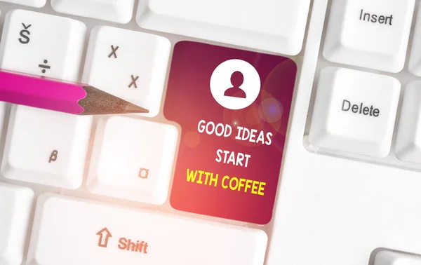 Die konzeptionelle Handschrift mit guten Ideen beginnt beim Kaffee. Business-Foto präsentiert Koffein-Liebhaber beginnen den Tag damit, mehr weiße PC-Tastatur mit Notizpapier über dem weißen Hintergrund zu tun. — Stockfoto