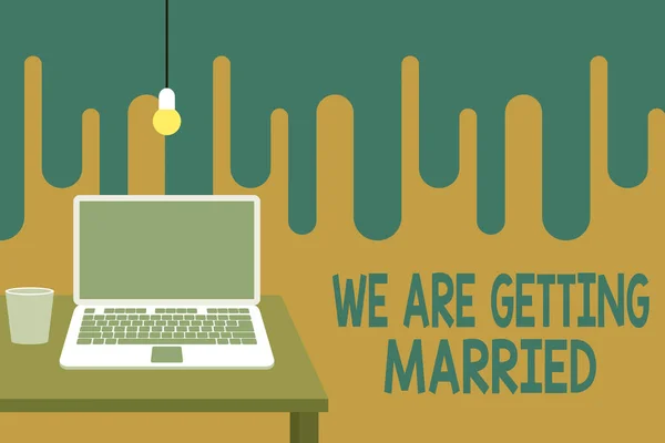 Λέξη που γράφει ότι παντρευόμαστε. Business concept for Engagement Προετοιμασία γάμου Loving couple Front view open laptop ξαπλωμένο σε ξύλινη επιφάνεια εργασίας λαμπτήρα που πέφτει γυαλί. — Φωτογραφία Αρχείου