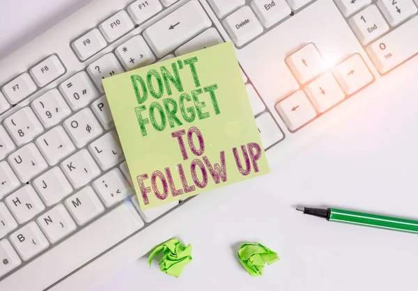 Escribiendo una nota que muestra a Don T Forget To Follow Up. Foto de negocios mostrando pidiendo a alguien que mantenga la conexión con los demás Papel de nota verde con lápiz sobre fondo blanco y teclado para PC . —  Fotos de Stock