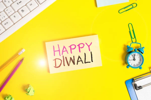 Текст от руки Happy Diwali. Концепция, означающая фестиваль огней, который отмечают миллионы индусов, лежит над копировальным пространством на белой скомканной бумаге . — стоковое фото