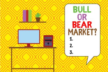 Bull or Bear Market Question 'ı gösteren bir not yazıyorum. İş fotoğrafı sergisi birine pazarlama metodu hakkında sorular soruyor. Masaüstü bilgisayarı, ahşap masa rafları, saksı, çiçek saksısı..