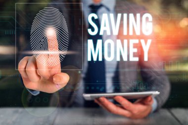 Tasarruf Parası 'nı gösteren metin yazısı. Kavramsal fotoğraf bir banka hesabına para koymak o finans kuruluşu Kadın resmi iş elbisesi giyin sunum akıllı aygıt kullanarak sunum.