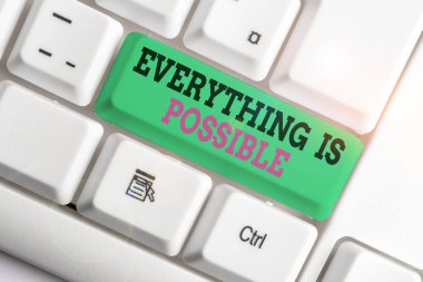 Her şey mümkün olan el yazısı metinleri. Kavram demek herhangi bir sonuç meydana gelebilir demek beyaz arkaplan anahtar boşluğunun üzerinde boş not kağıdı olan beyaz pc klavye.