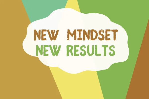 Konceptuell handskrift som visar New Mindset New Results. Business photo text Öppna för möjligheter No Limits Tänk större geometrisk bakgrund trianglar för företagspresentationer Web. — Stockfoto